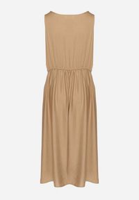 Born2be - Ciemnobeżowa Wiskozowa Sukienka o Rozkloszowanym Kroju z Guzikami Natesana. Okazja: na co dzień, na spacer. Kolor: beżowy. Materiał: wiskoza. Typ sukienki: proste. Styl: casual #2