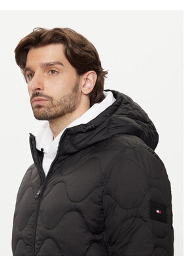 TOMMY HILFIGER - Tommy Hilfiger Kurtka przejściowa MW0MW36585 Czarny Regular Fit. Kolor: czarny. Materiał: syntetyk