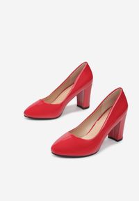 Renee - Czerwone Czółenka Agathene. Nosek buta: okrągły. Kolor: czerwony. Materiał: lakier. Obcas: na obcasie. Styl: klasyczny, elegancki, wizytowy. Wysokość obcasa: średni