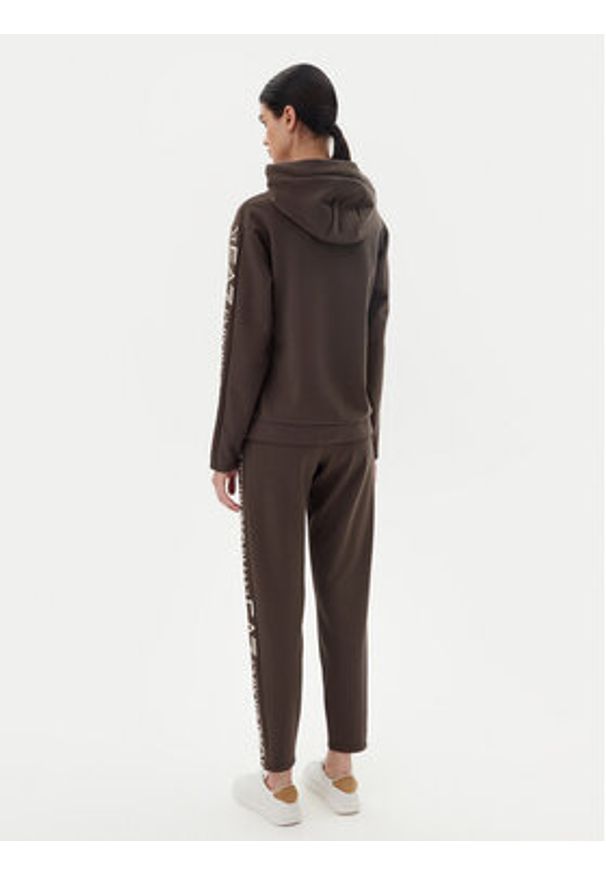 EA7 Emporio Armani Dres 7W000116 AF10443 U6139 Brązowy Regular Fit. Kolor: brązowy. Materiał: syntetyk