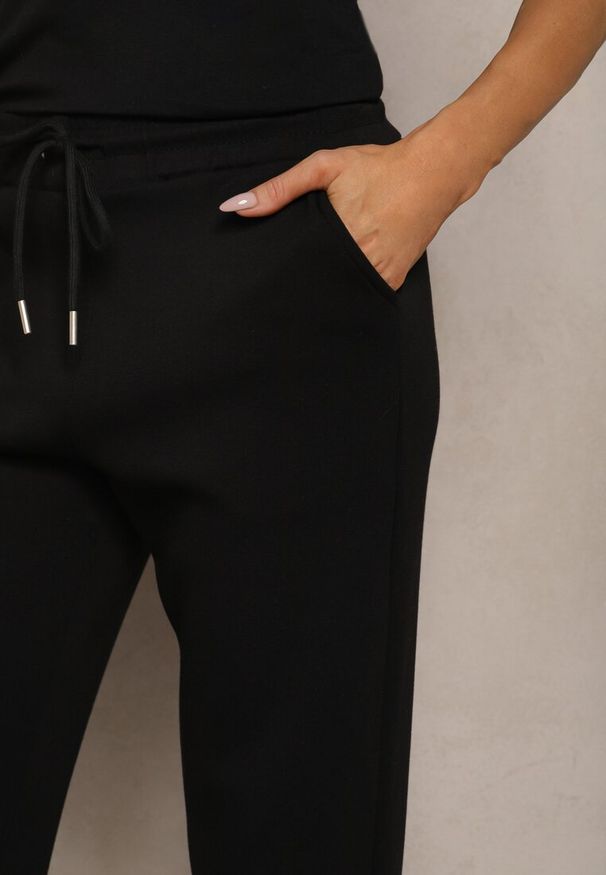 Renee - Czarne Spodnie Dresowe o Prostym Kroju z Gumką w Pasie i Kieszeniami Tiaris. Okazja: na co dzień. Stan: podwyższony. Kolor: czarny. Materiał: dresówka. Styl: elegancki, casual