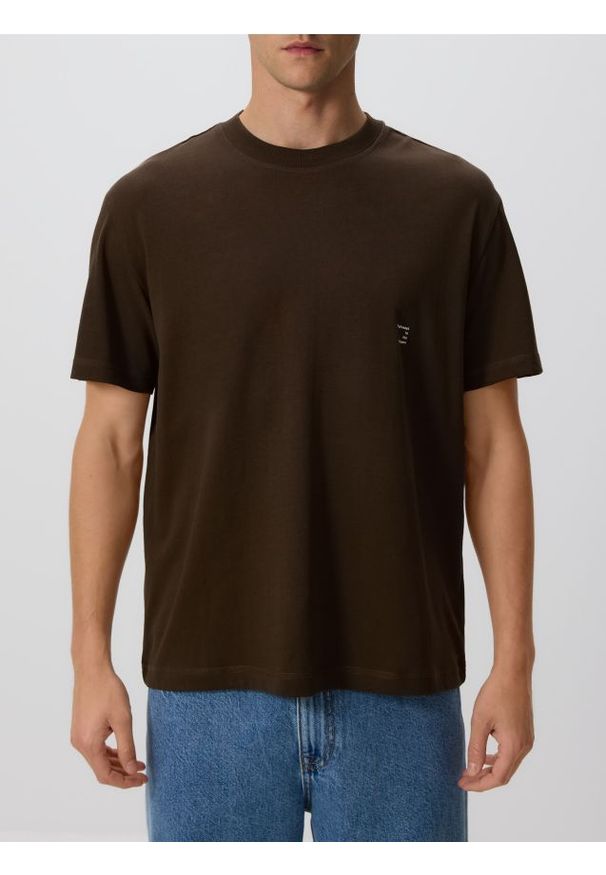 Reserved - T-shirt boxy z nadrukiem - ciemnobrązowy. Kolor: brązowy. Materiał: dzianina, bawełna. Wzór: nadruk