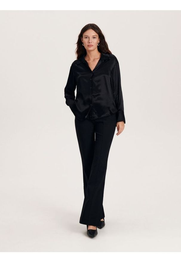 Reserved - Satynowa koszula z wiskozy - czarny. Kolor: czarny. Materiał: wiskoza, satyna. Styl: klasyczny