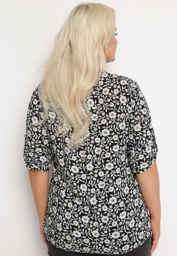 Born2be - Czarna Bluzka Koszulowa w Kwiaty z Wiskozowej Tkaniny Railen. Kolekcja: plus size. Kolor: czarny. Materiał: wiskoza, tkanina. Wzór: kwiaty