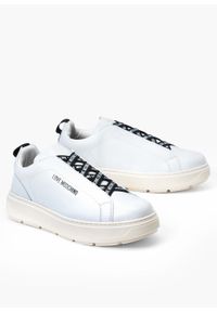 Love Moschino - Sneakersy damskie LOVE MOSCHINO JA15824G0GIA0-100. Okazja: na co dzień, na spacer, do pracy. Kolor: biały. Sport: turystyka piesza #1
