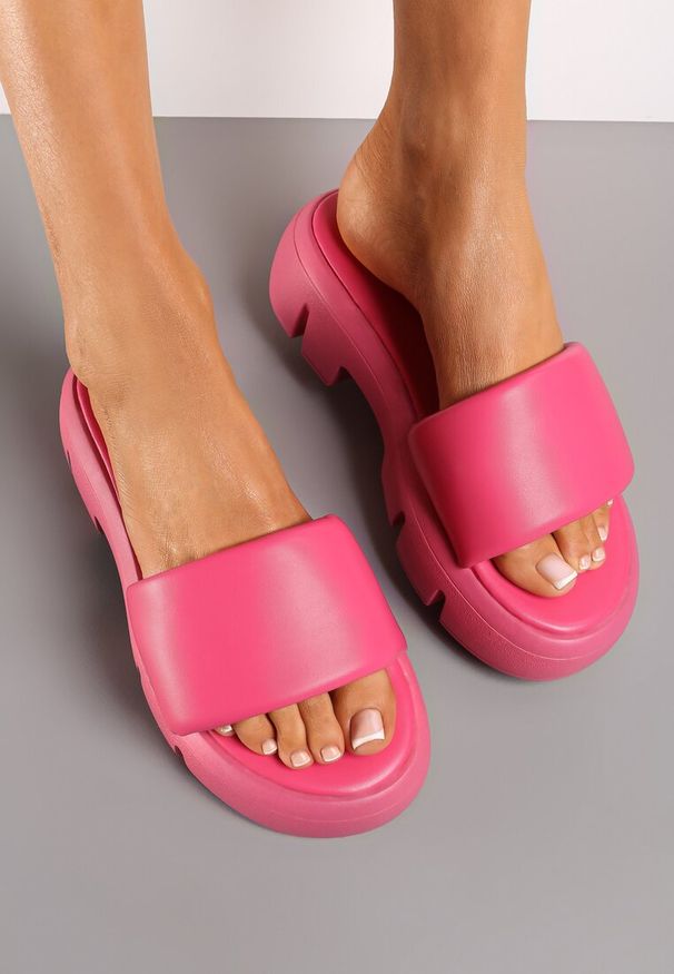 Renee - Fuksjowe Klapki Chunky z Grubą Podeszwą i Jednolitym Szerokim Paskiem Nachinna. Kolor: różowy. Wzór: jednolity. Styl: elegancki