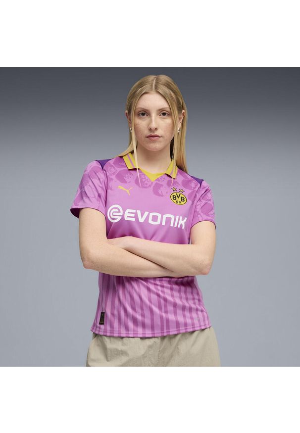 Puma - Damska koszulka KIDSUPER × BORUSSIA DORTMUND PUMA Mauve Pop Faster Yellow Pink. Kolor: różowy. Wzór: kolorowy, geometria. Sport: piłka nożna