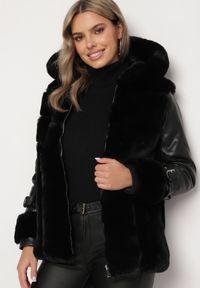 Born2be - Czarna Futrzana Kurtka z Kapturem Wiązanym Paskiem i Rękawami z Imitacji Skóry z Klamrami Mesirya. Okazja: na co dzień. Typ kołnierza: kaptur. Kolor: czarny. Materiał: skóra, futro. Wzór: aplikacja. Styl: casual, elegancki #2