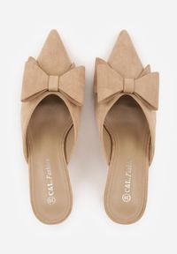 Born2be - Ciemnobeżowe Klapki na Szpilce Typu Mule Ozdobione Kokardką Lorailea. Nosek buta: otwarty. Kolor: beżowy. Materiał: zamsz, skóra. Wzór: aplikacja. Sezon: lato. Obcas: na szpilce. Wysokość obcasa: średni #8