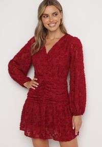 Born2be - Bordowa Koronkowa Sukienka z Kopertowym Dekoltem i Marszczeniami Labisse. Okazja: na co dzień. Typ kołnierza: dekolt kopertowy. Kolor: czerwony. Materiał: koronka. Typ sukienki: kopertowe. Styl: casual, klasyczny #2