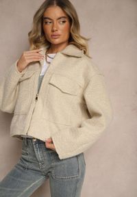 Renee - Beżowa Krótka Kurtka o Pudełkowym Kroju z Kołnierzykiem i Kieszeniami Nelilia. Okazja: na co dzień. Kolor: beżowy. Materiał: jeans. Długość: krótkie. Styl: sportowy, elegancki, casual #5