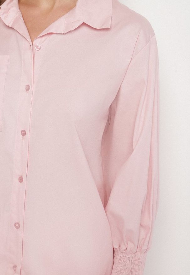 Born2be - Jasnoróżowa Bawełniana Koszula z Marszczonymi Rękawami i Falbankami Tanandoria. Okazja: na co dzień. Typ kołnierza: kołnierz z falbankami. Kolor: różowy. Materiał: bawełna. Długość: długie. Wzór: aplikacja. Styl: elegancki, casual