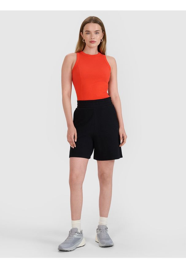 4f - 4F Spodenki dresowe ze strukturalnej dzianiny damskie - czarne S. Kolor: czarny. Materiał: dzianina, dresówka. Długość: krótkie