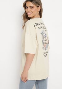 Born2be - Beżowy T-shirt Oversize z Bawełny Ozdobiony Napisem Ascadia. Kolor: beżowy. Materiał: bawełna. Wzór: aplikacja, napisy