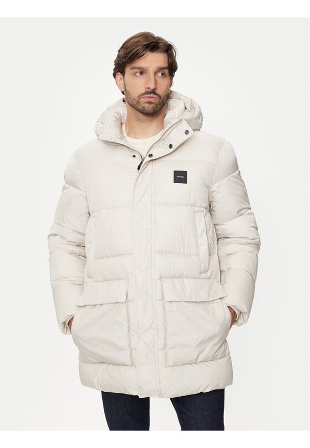 Calvin Klein Kurtka zimowa K10K113465 Beżowy Regular Fit. Kolor: beżowy. Materiał: syntetyk. Sezon: zima