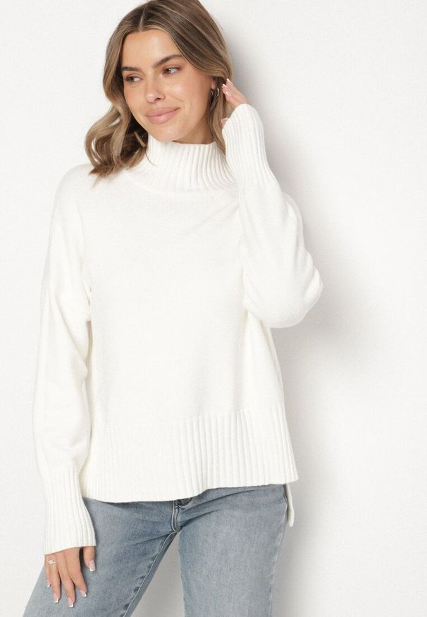 Born2be - Biały Gładki Golf w Klasycznym Stylu Ralenatia. Okazja: na co dzień. Typ kołnierza: golf. Kolor: biały. Materiał: skóra, jeans. Długość rękawa: długi rękaw. Długość: długie. Wzór: gładki. Styl: klasyczny