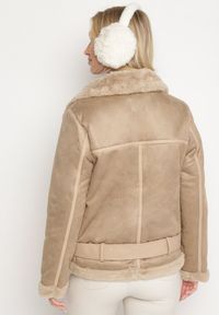 Born2be - Beżowa Kurtka Pilotka z Asymetrycznym Zapięciem i Futerkiem Simuna. Okazja: na co dzień. Kolor: beżowy. Materiał: futro. Styl: casual, elegancki #4