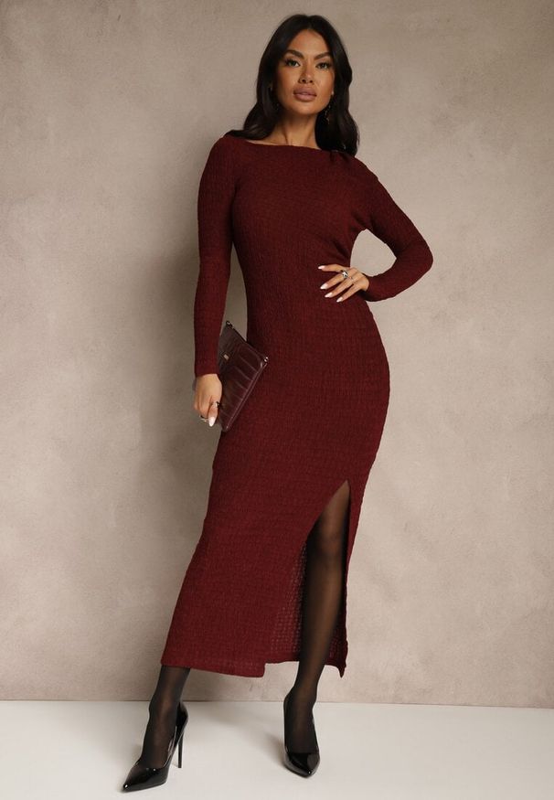 Renee - Bordowa Sukienka o Dopasowanym Kroju Ozdobiona Metaliczną Aplikacją Reittia. Okazja: na imprezę. Kolor: czerwony. Wzór: aplikacja. Sezon: wiosna