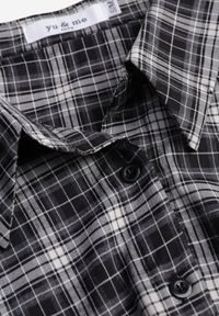 Born2be - Czarna Krótka Bawełniana Koszula w Kratę z Marszczeniem Wenatia. Okazja: na co dzień. Kolor: czarny. Materiał: bawełna. Długość: krótkie. Styl: casual #2