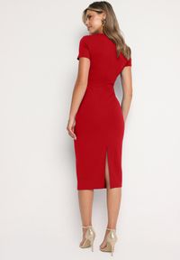 Born2be - Czerwona Taliowana Koktajlowa Sukienka z Wiskozą i Rozcięciem z Tyłu Castorea. Okazja: na co dzień. Kolor: czerwony. Materiał: wiskoza. Długość rękawa: krótki rękaw. Styl: wizytowy #2