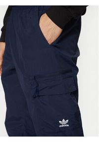 Adidas - adidas Spodnie dresowe Trefoil Essentials Woven Cargo JD2454 Granatowy Regular Fit. Kolor: niebieski. Materiał: syntetyk #3