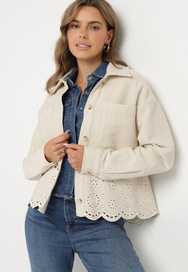 Born2be - Beżowa Kurtka Koszulowa z Kieszeniami i Ażurowym Tłoczeniem Kaliven. Okazja: na co dzień. Typ kołnierza: kołnierzyk klasyczny. Kolor: beżowy. Materiał: jeans. Długość rękawa: długi rękaw. Długość: długie. Wzór: ażurowy. Styl: casual, klasyczny