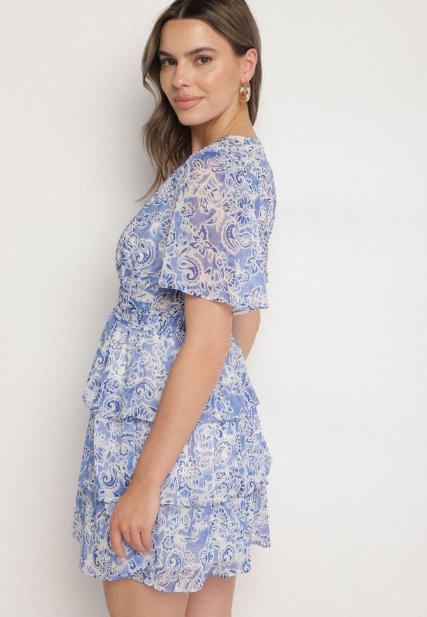 Born2be - Niebieska Sukienka z Falbanami i Abstrakcyjnym Wzorem Rinasea. Okazja: na co dzień. Typ kołnierza: dekolt w kształcie V. Kolor: niebieski. Materiał: jeans. Styl: klasyczny, elegancki, casual