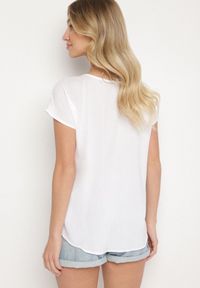 Born2be - Biała Bluzka z Wiskozy o Kroju Oversize Liruvia. Okazja: na co dzień. Kolor: biały. Materiał: wiskoza. Styl: casual