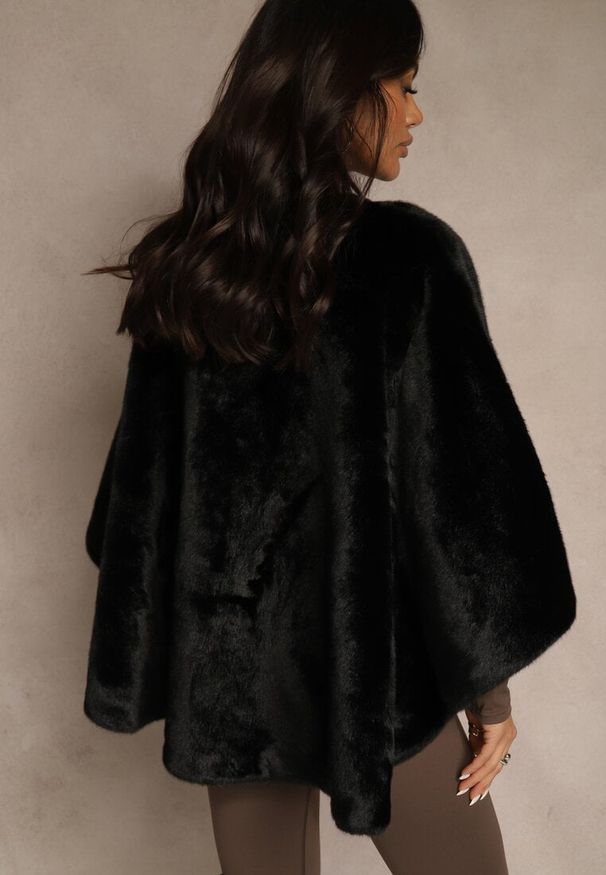 Renee - Czarne Futerkowe Ponczo Ozdobione Paskiem Monareva. Okazja: na co dzień. Kolor: czarny. Materiał: jeans. Wzór: aplikacja. Styl: casual, elegancki