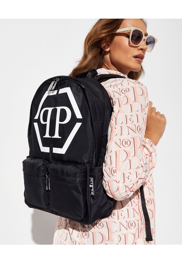 Philipp Plein - PHILIPP PLEIN - Czarny plecak z logotypem. Kolor: czarny. Materiał: nylon. Wzór: aplikacja