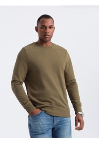 Ombre Clothing - Męska nierozpinana dresowa bluza BASIC – oliwkowa V2. Okazja: na co dzień. Kolor: oliwkowy. Materiał: dresówka. Wzór: gładki. Styl: klasyczny, casual #6