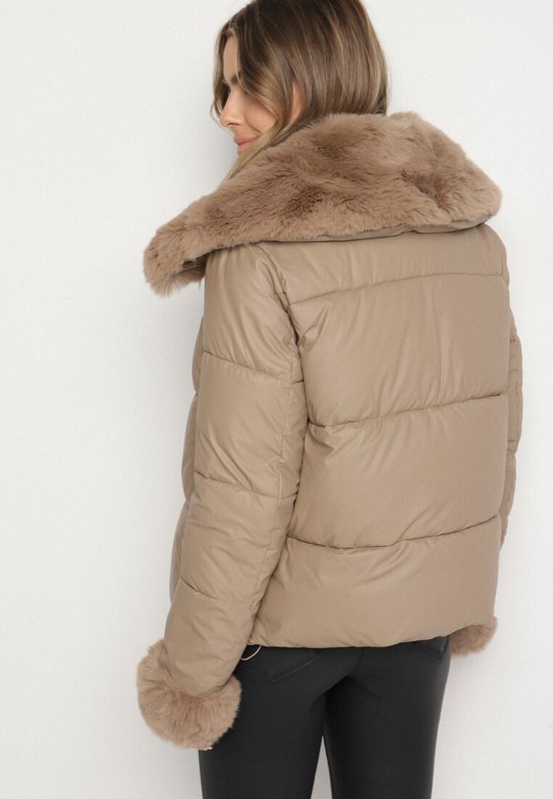 Born2be - Brązowa Pikowana Kurtka z Szerokim Kołnierzem z Futerkiem Galerra. Okazja: na spacer, na co dzień. Kolor: brązowy. Materiał: futro. Sezon: zima. Styl: casual, elegancki