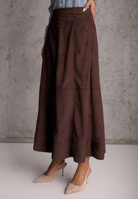 Renee - Brązowa Gładka Spódnica z Imitacji Zamszu o Rozkloszowanym Kroju Nettia. Kolor: brązowy. Materiał: zamsz. Wzór: gładki #2
