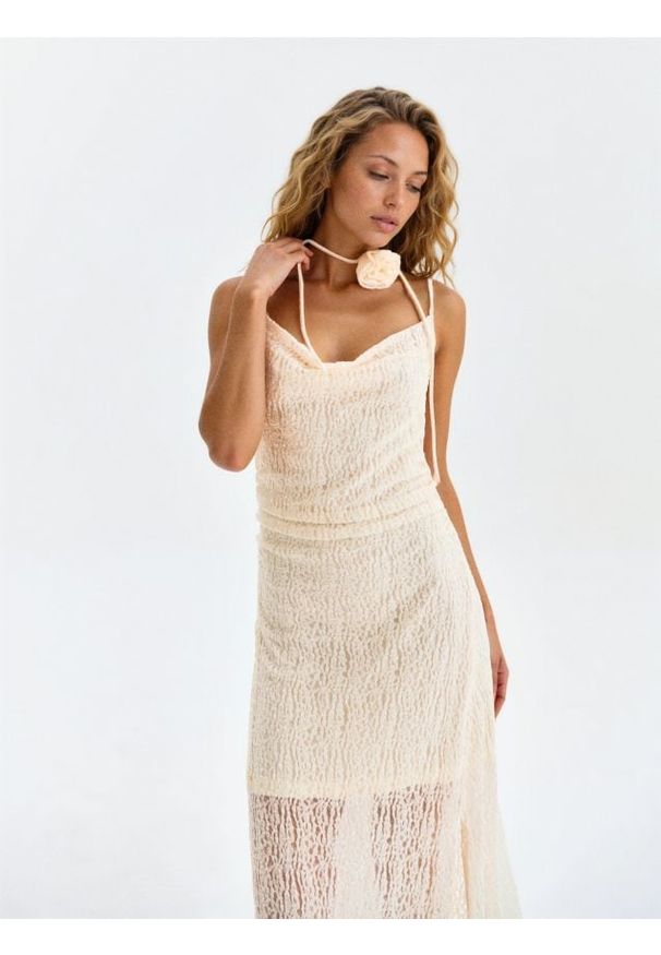 Sinsay - Sukienka midi na ramiączkach z elementem 3D w kształcie róży - kremowy. Kolor: kremowy. Długość rękawa: na ramiączkach. Długość: midi