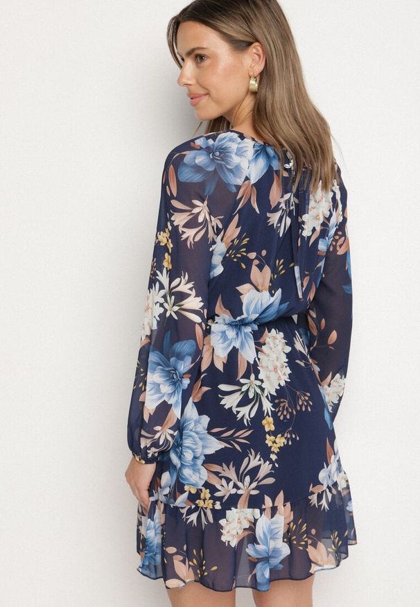 Born2be - Granatowa Sukienka o Rozkloszowanym Kroju w Kwiaty Zeramera. Okazja: na co dzień. Kolor: niebieski. Materiał: wiskoza. Długość rękawa: długi rękaw. Wzór: kwiaty. Typ sukienki: rozkloszowane. Styl: casual