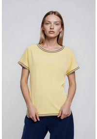 MOODO - Bluzka z ozdobną lamówką żółta. Kolor: żółty. Materiał: elastan, bawełna #1