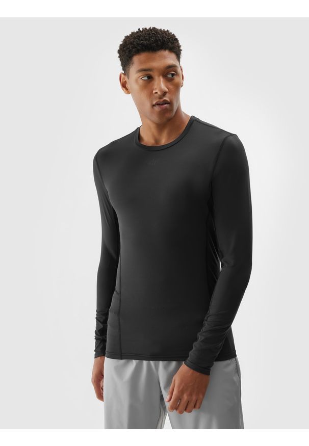 4f - 4F Longsleeve treningowy szybkoschnący męski - czarny M. Kolor: czarny. Materiał: dzianina, włókno, poliester, materiał, elastan. Długość rękawa: długi rękaw. Długość: długie. Wzór: gładki, ze splotem, jednolity. Styl: klasyczny, sportowy. Sport: fitness
