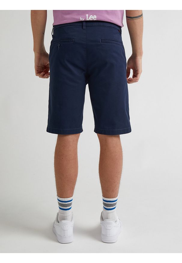 Lee - MĘSKIE SZORTY MATERIAŁOWE LEE REGULAR CHINO SHORT DEEP NAVY 112332254. Materiał: materiał