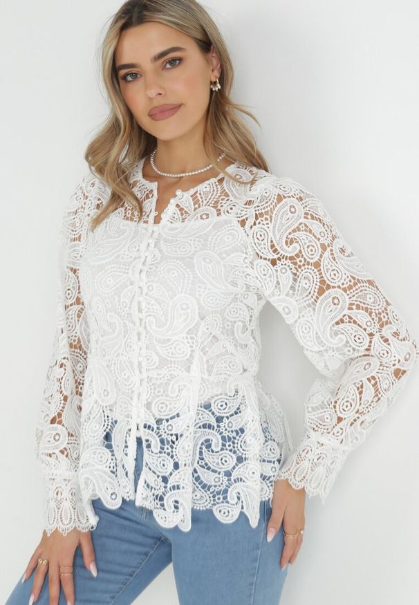 Born2be - Biała Koronkowa Bluzka z Długim Rękawem i Topem Padilla. Kolor: biały. Materiał: koronka. Długość rękawa: długi rękaw. Długość: długie. Wzór: koronka