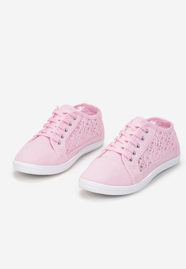 Renee - Różowe Tenisówki z Ażurowymi Wstawkami Po Bokach Salessa. Okazja: na co dzień. Kolor: różowy. Materiał: jeans. Wzór: ażurowy. Sezon: wiosna, lato. Obcas: na obcasie. Styl: casual. Wysokość obcasa: niski