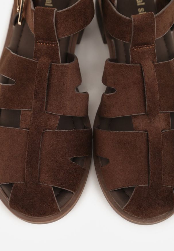 Born2be - Brązowe Sandały Gladiatorki z Zapięciem na Klamerkę Chisttema. Okazja: na co dzień, na spacer. Kolor: brązowy. Materiał: jeans. Wzór: ażurowy. Obcas: na płaskiej podeszwie. Styl: klasyczny, casual