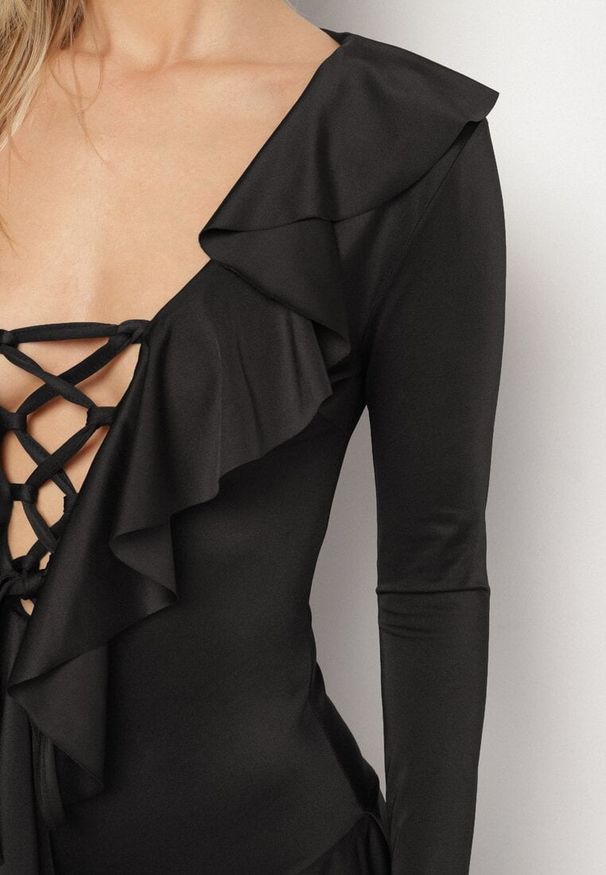 Born2be - Czarna Taliowana Sukienka Zdobiona Falbankami Tiraneda. Okazja: na imprezę. Typ kołnierza: kołnierz z falbankami. Kolor: czarny. Wzór: aplikacja. Typ sukienki: proste. Styl: elegancki