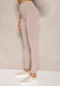 Renee - Beżowe Legginsy z Prążkowanej Tkaniny z Szeroką Gumką w Pasie Lanoriae. Okazja: na co dzień. Stan: podwyższony. Kolor: beżowy. Materiał: tkanina, prążkowany. Styl: klasyczny, elegancki, casual #4