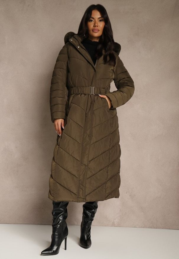 Renee - Ciemnozielona Zimowa Kurtka Pikowana o Długim Kroju z Paskiem i Kapturem z Futrem Retarda. Kolor: zielony. Materiał: futro. Długość: długie. Sezon: zima. Styl: street