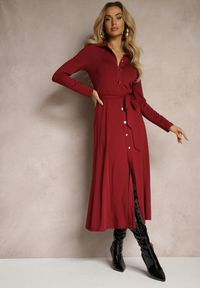 Renee - Bordowa Długa Sukienka Koszulowa z Wiązaniem w Talii Levae. Okazja: na co dzień, do pracy. Kolor: czerwony. Materiał: wiskoza. Typ sukienki: koszulowe. Styl: casual, elegancki. Długość: maxi #1