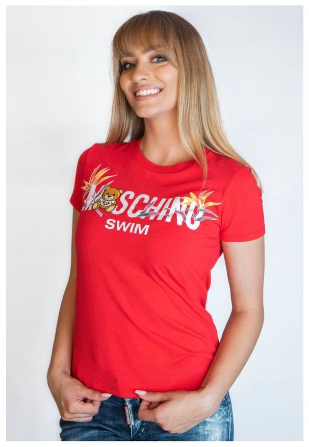 MOSCHINO T-shirt damski czerwony z nadrukiem logo i misia. Kolor: czerwony. Materiał: dzianina, prążkowany. Długość rękawa: krótki rękaw. Długość: krótkie. Wzór: nadruk