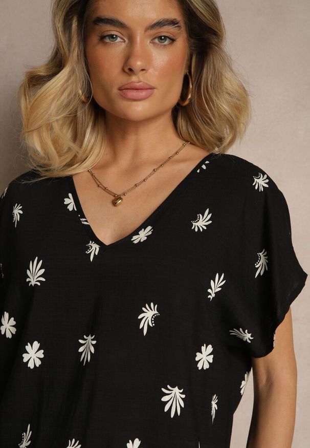 Renee - Czarna Bluzka z Wiskozą z Krótkim Rękawem Typu Nietoperz w Kwiatowy Print Lannelle. Okazja: na co dzień. Typ kołnierza: dekolt w serek. Kolor: czarny. Materiał: wiskoza. Długość rękawa: krótki rękaw. Długość: krótkie. Wzór: kwiaty, nadruk. Styl: elegancki, casual