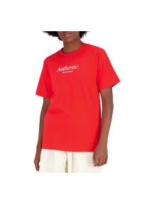 Koszulka New Balance WT31551TRD - czerwona. Kolor: czerwony. Materiał: materiał, bawełna. Długość rękawa: krótki rękaw. Długość: krótkie. Wzór: napisy