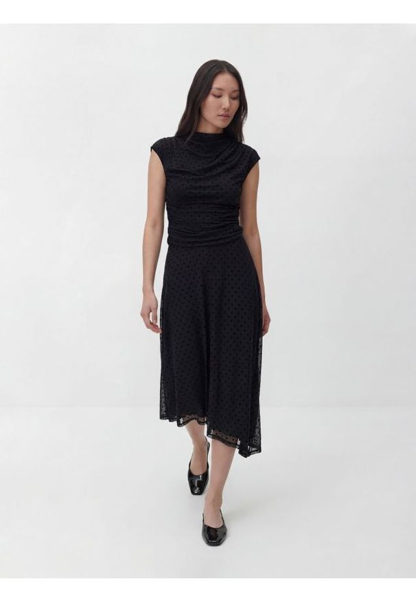 Reserved - Asymetryczna sukienka midi - wielobarwny. Materiał: dzianina. Typ sukienki: asymetryczne. Długość: midi