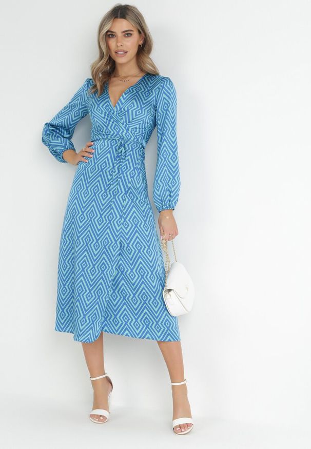 Born2be - Niebieska Kopertowa Sukienka Midi w Geometryczny Print Zese. Kolor: niebieski. Materiał: materiał. Wzór: geometria, nadruk. Typ sukienki: kopertowe. Długość: midi